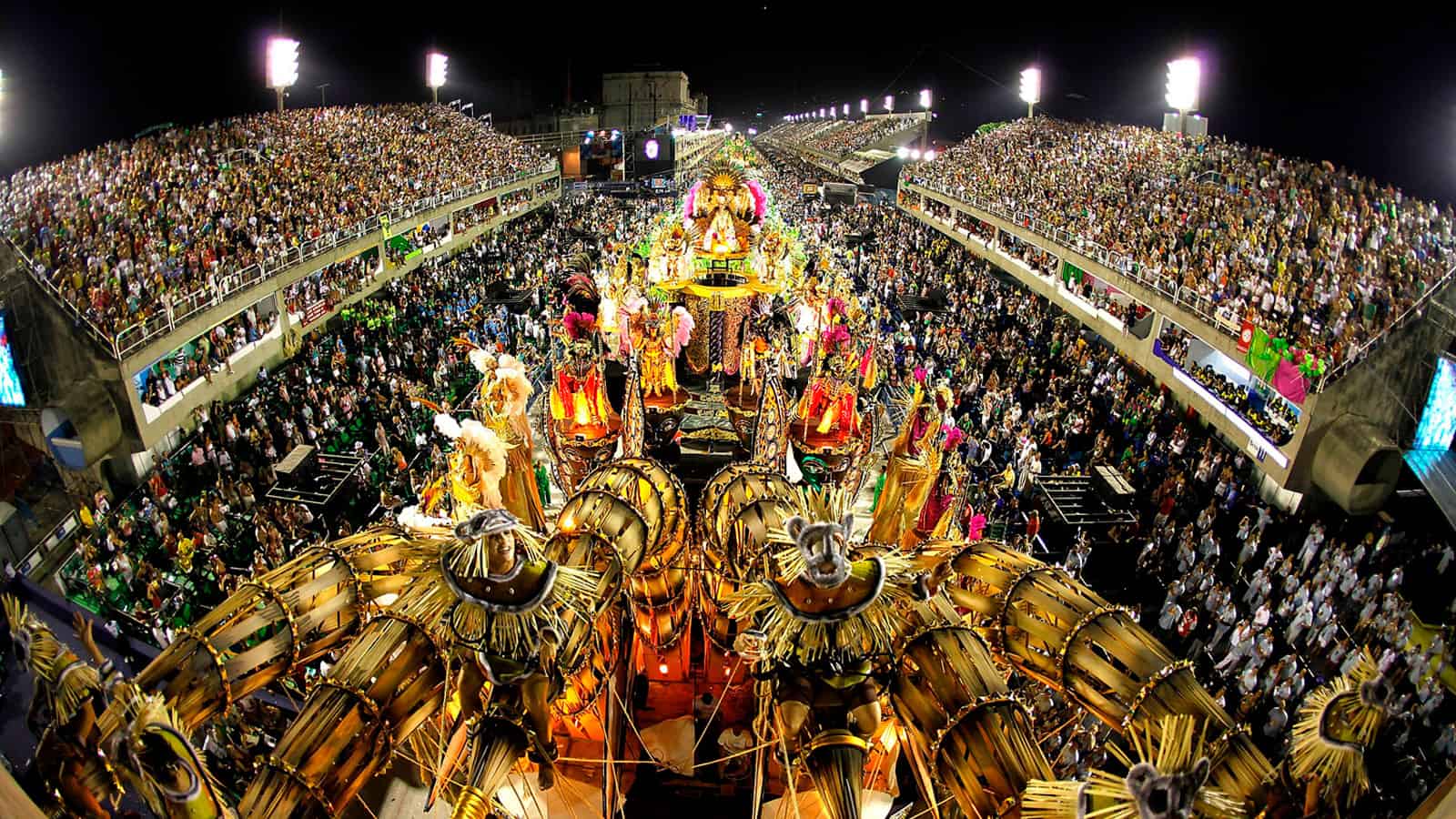 Dia de carnaval no Brasil, desde a festa matinal até o desfile noturno de samba